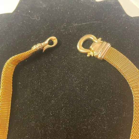 Chic Gold Mesh Choker Necklace with magnetic clip closure - Picture 6 of 8